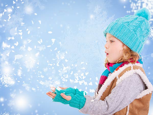 Kind freut sich über Schneeflocken